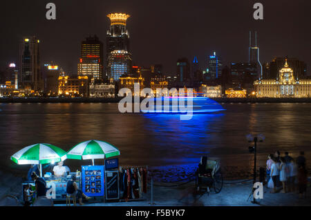 Il Bund nella notte e il fiume Huangpu. Il Bund promenade, Shanghai, Cina. Cina Shanghai Shanghai turistiche Skyline visualizzati Foto Stock