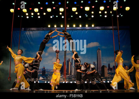 Centro di Shanghai. Shanghai Zaji Tuan. Acrobat prestazioni centro di Shanghai Shanghai in Cina. Prestazioni, piramide umana pubblico sta Foto Stock