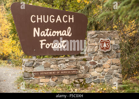 Segno di ingresso a Chugach National Forest, in Alaska Foto Stock