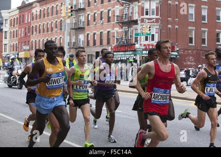 New York, New York, Stati Uniti d'America. 01 Nov, 2015. Guide di scorrimento anteriore in NYC Marathon 2015 lungo 4 Ave. in Brooklyn con Stanley Biwott (sinistra) del Kenya l'eventuale vincitore. Credito: David Grossman/Alamy Live News Foto Stock