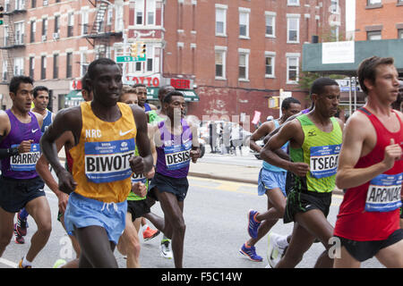 New York, New York, Stati Uniti d'America. 1 Nov, 2015. Guide di scorrimento anteriore in NYC Marathon 2015 lungo 4 Ave. in Brooklyn con Stanley Biwott (sinistra) del Kenya l'eventuale vincitore. Credito: David Grossman/Alamy Live News Foto Stock