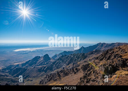 Vista del vertice per il deserto Alvord dal bordo est del monte Steens, southeastern Oregon. Foto Stock
