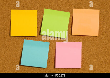 Bacheca con cinque vuoto di Post-it Foto Stock