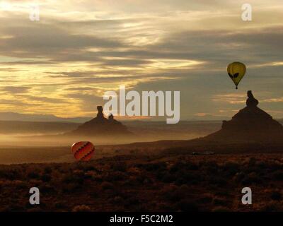 I palloni ad aria calda sopra la Valle degli Dèi durante l annuale Bluff International Balloon Festival vicino a Bluff, Utah. Foto Stock