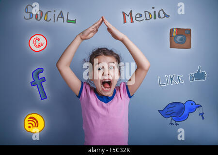 Teen girl social media infographics disegna le mani sulla sua testa s Foto Stock