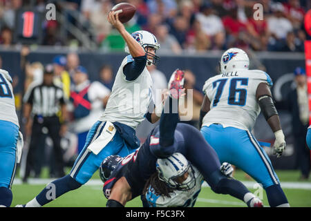 Houston, Texas, Stati Uniti d'America. 1 Nov, 2015. Tennessee Titans quarterback Zach Mettenberger (7) passa nel corso del quarto trimestre di un gioco di NFL tra Houston Texans e Tennessee Titans a NRG Stadium di Houston, TX del 1 novembre, 2015. Credito: Trask Smith/ZUMA filo/Alamy Live News Foto Stock