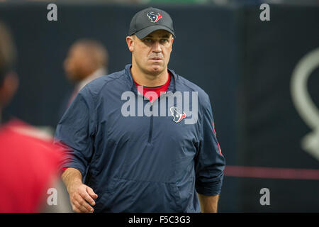 Houston, Texas, Stati Uniti d'America. 1 Nov, 2015. Houston Texans head coach Bill O'Brien entra nel campo prima del terzo trimestre di un gioco di NFL tra Houston Texans e Tennessee Titans a NRG Stadium di Houston, TX del 1 novembre, 2015. Credito: Trask Smith/ZUMA filo/Alamy Live News Foto Stock