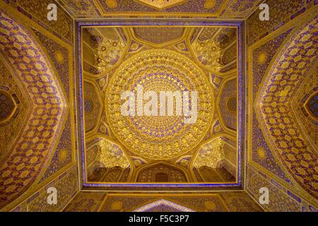 Ornato soffitto del Tilya-Kori Madrasah mosque al Registan Novembre 1, 2015 in Samarcanda, Uzbekistan. Foto Stock