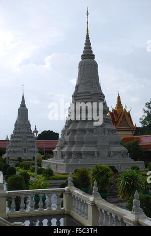 Cambogia Royal Palace, Silver Pagoda e stupa. Foto Stock