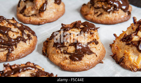 Amaretti al cocco con cioccolato pioggerella, Close-Up Foto Stock