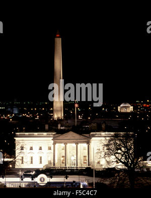 Washington DC, Stati Uniti d'America 18 gennaio 1985 fuochi d'artificio esplodere oltre la Casa Bianca nella celebrazione del Presidente Ronald Reagan cerimonia inaugurale Foto Stock