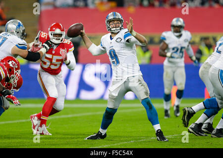 Londra, Regno Unito. 01 Nov, 2015. NFL International Series. Kansas City Chiefs rispetto a Detroit Lions. Detroit Lions Quarterback Matthew Stafford (#9) in azione Credit: Azione Plus sport/Alamy Live News Foto Stock