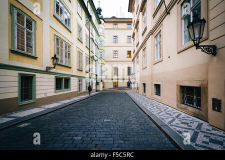 Stretta strada di ciottoli a Praga, Repubblica Ceca. Foto Stock