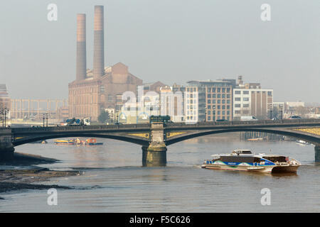 MBNA Thames Clippers (ex sponsor di Thames Clippers) Passa sotto il ponte di Chelsea Foto Stock