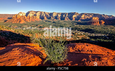 Vista panoramica al rosso formazioni rocciose dall' Aeroporto Mesa a Sedona, in Arizona Foto Stock