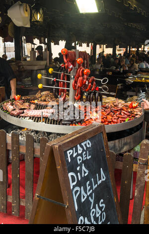 COCENTAINA, Spagna, 30 ottobre 2015: abbondante cibo viene cucinato sul 669 edizione dell'annuale Fiera medievale Foto Stock