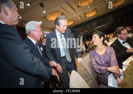 La Sua Altezza Imperiale la principessa Takamado e ammiratori. I corrispondenti stranieri Club del Giappone organizzato una speciale settantesimo anniversario cena di gala al Palace Hotel Tokyo il venerdì 30 ottobre, 2015 a Tokyo, Giappone. © Martin Hladik/AFLO/Alamy Live News Foto Stock