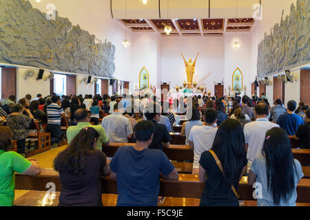 Messa cattolica, Santo Redentore chiesa, Bangkok, Thailandia Foto Stock