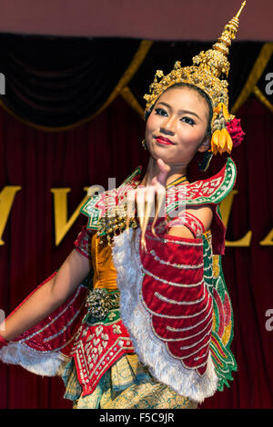 Ballerino tailandese a spettacolo culturale, Bangkok, Thailandia Foto Stock