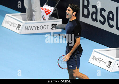 Basel, Svizzera. 01 Nov, 2015. Basilea Swiss Tennis Indoor campionati, giorno 8. Roger Federer celebra dopo la sua partita con Rafael Nadal di Spagna Credito: Azione Sport Plus/Alamy Live News Foto Stock