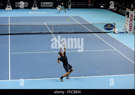 Basel, Svizzera. 01 Nov, 2015. Basilea Swiss Tennis Indoor campionati, giorno 8. Roger Federer in azione durante la sua partita con Rafael Nadal di Spagna Credito: Azione Sport Plus/Alamy Live News Foto Stock