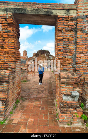 Passeggiate turistiche attraverso il Wat Maha That, Ayutthaya, Thailandia Foto Stock