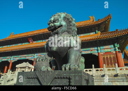 Un leone di bronzo statua in Città proibita Foto Stock