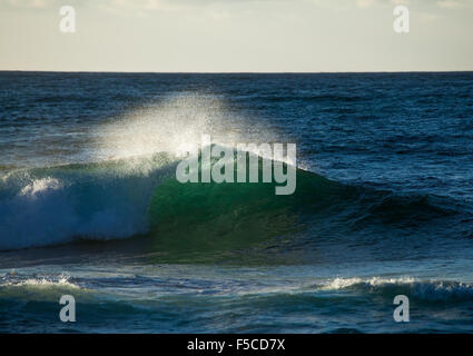 Oceano potenti onde che si infrangono sulle rive del Gran Canaria Foto Stock
