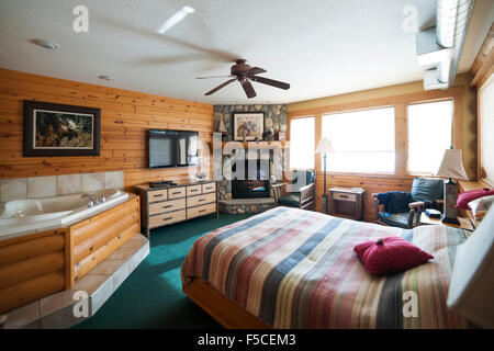 Hotel suite con vasca idromassaggio e caminetto in log rivestita in camera da letto, due porti, MN, Stati Uniti d'America Foto Stock