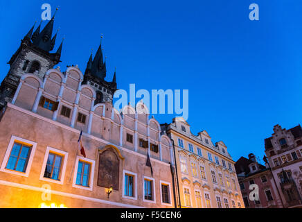 Praga, Vista notte dei palazzi nella piazza della Città Vecchia con le torri di Nostra Signora della chiesa di Tyn Foto Stock