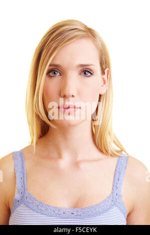 Giovane donna bionda cercando seriamente per la fotocamera Foto Stock