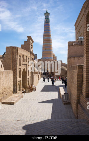 Uzbekistan, Khiva, l'Islam Kodija minareto nel vecchio centro della città Foto Stock