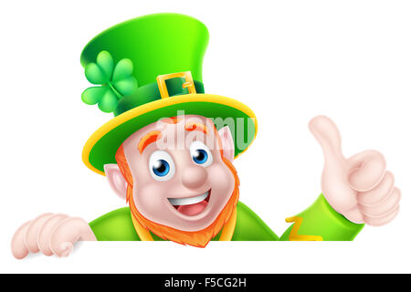 Leprechaun cartoon il giorno di San Patrizio carattere peeking al di sopra di un segno e di dare un pollice in alto Foto Stock