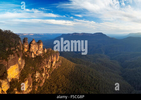 La formazione rocciosa Tre Sorelle nelle Blue Mountains, Nuovo Galles del Sud, Australia. Fotografato al tramonto. Foto Stock