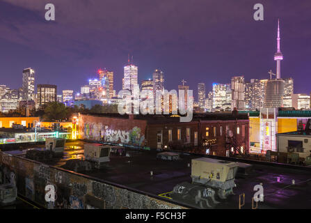 Downtown Toronto skyline visto da un tetto in Kensington mercato vicino a Spadina Avenue. Toronto, Ontario, Canada. Foto Stock