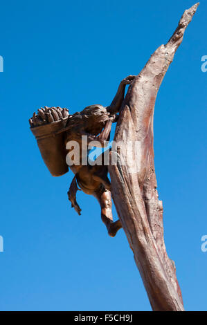 Parete commemorativa e statua degli Indiani Pueblo nella Mesa Verde Parco Nazione vicino a Taos New Mexico Foto Stock