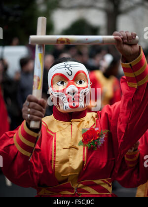 Parigi, Francia - 6 Feb 2011: Cinese performer che indossa una maschera di scimmia in costume tradizionale presso il nuovo anno lunare cinese parade Foto Stock