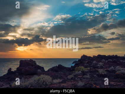 Colorato tramonto sulla costa rocciosa a Tenerife. Isole Canarie Spagna Foto Stock