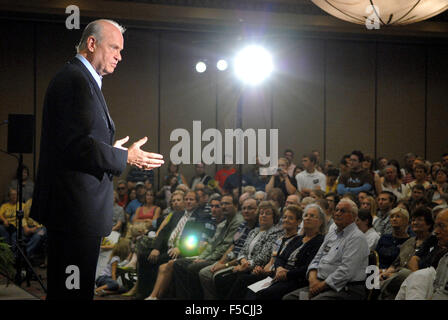 In questo file foto, ex Stati Uniti il senatore Fred Thompson (Repubblicano del Tennessee), che è un candidato per la nomina repubblicana per il Presidente degli Stati Uniti, parla di una campagna della manifestazione presso il Cedar Rapids Marriott, Cedar Rapids, Iowa Sabato, 8 settembre 2007. Thompson la famiglia ha annunciato è deceduto domenica, 1 novembre 2015 all'età 73 a Nashville, nel Tennessee dopo una reiterazione del linfoma. Credito: Ron Sachs/CNP (restrizione: NO New York o New Jersey o giornali quotidiani nel raggio di 75 miglia da New York City) - nessun filo SERVICE - Foto Stock