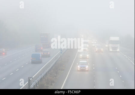 Cambridgeshire, Regno Unito. 02Nov, 2015. Battaglie di traffico attraverso una fitta nebbia sulla A14 nei pressi di Cambridge durante la mattina i pendolari. Il mite iniziano a novembre è previsto di continuare a con più nebbia autunnale nella mattinata di domani. Credito: Julian Eales/Alamy Live News Foto Stock