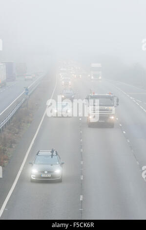 Cambridgeshire, Regno Unito. 02Nov, 2015. Battaglie di traffico attraverso una fitta nebbia sulla A14 nei pressi di Cambridge durante la mattina i pendolari. Il mite iniziano a novembre è previsto di continuare a con più nebbia autunnale nella mattinata di domani. Credito: Julian Eales/Alamy Live News Foto Stock