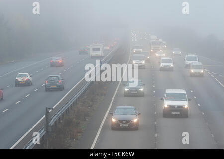 Cambridgeshire, Regno Unito. 02Nov, 2015. Battaglie di traffico attraverso una fitta nebbia sulla A14 nei pressi di Cambridge durante la mattina i pendolari. Il mite iniziano a novembre è previsto di continuare a con più nebbia autunnale nella mattinata di domani. Credito: Julian Eales/Alamy Live News Foto Stock