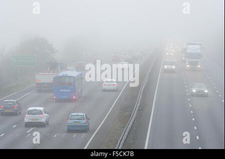 Cambridgeshire, Regno Unito. 02Nov, 2015. Battaglie di traffico attraverso una fitta nebbia sulla A14 nei pressi di Cambridge durante la mattina i pendolari. Il mite iniziano a novembre è previsto di continuare a con più nebbia autunnale nella mattinata di domani. Credito: Julian Eales/Alamy Live News Foto Stock