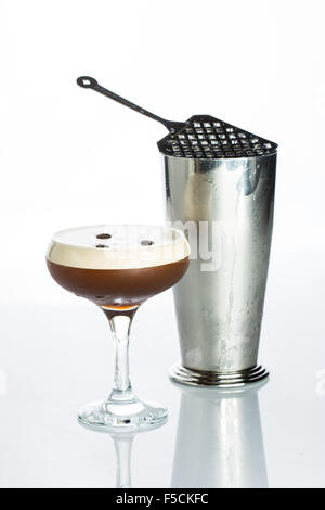 Stratificato Cocktail al cioccolato con panna montata in vetro isolato Sfondo bianco Foto Stock