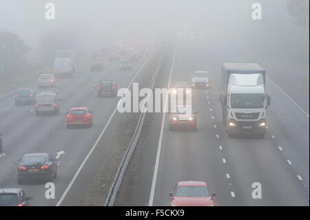 Cambridgeshire, Regno Unito. 02Nov, 2015. Battaglie di traffico attraverso una fitta nebbia sulla A14 nei pressi di Cambridge durante la mattina i pendolari. Il mite iniziano a novembre è previsto di continuare a con più nebbia autunnale nella mattinata di domani. Credito: Julian Eales/Alamy Live News Foto Stock