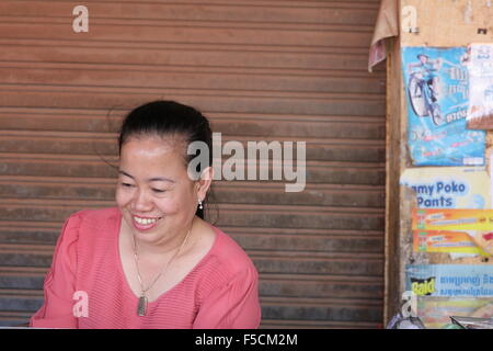 Donna sorridente Foto Stock