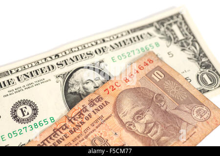 Dollari americani e rupia indiana banconota isolato su bianco Foto Stock