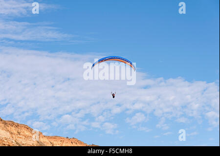 Barton sul mare spiaggia hampshire con parapendii e cabine Foto Stock