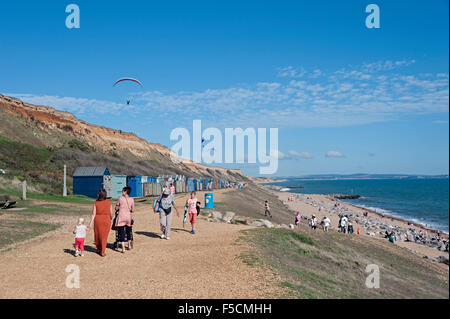 Barton sul mare spiaggia hampshire con parapendii e cabine Foto Stock