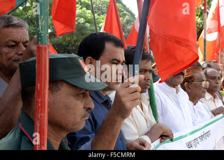 Dacca in Bangladesh. 2° Nov, 2015. Gli attivisti del Bangladesh e partito sostenitori tenere una protesta esigente la condanna a morte per il segretario generale del Bangladesh gruppo Jamaat-e-Islami party Ali Ahsan Mohammad Mujahid e leader del Bangladesh Partito Nazionalista (BNP) Salauddin Quader Chowdhury coloro che sono stati condannati per crimini di guerra al di fuori della Corte Suprema a Dhaka, nel Bangladesh, nov. 2, 2015. Bangladesh apex corte lunedì differita a nov. 17 L' audizione su due condannato a morte i criminali di guerra' revisione finale le petizioni. Credito: Shariful Islam/Xinhua/Alamy Live News Foto Stock